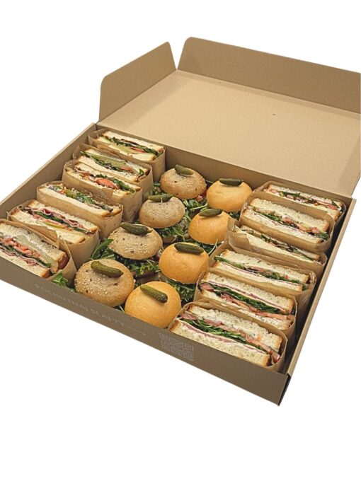 ✨ Degustačný americký box pre 6-8 osôb ✨ Poctivý slaný box plný čerstvých sendvičov a mini burgrov, ktorý je ideálny na poradu, oslavu, catering či víkendové stretnutie s priateľmi. Praktický, sýty a pripravený na okamžité servírovanie.