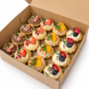 Sviatočný box TARTALETIEK Sviatočný box TARTALETIEK sme Vám z FRESH SNACK-u priniesli aj tento rok. Nakombinovali sme pre Vás Vaše oblúbené tartaletky v modernej chuti a vianočno-silvestrovskom dizajne. Zloženie: 4 x Tartaletka čokoládovo-kávová 4 x Tartaletka karamelová s jablkovo-škoricovým paté 4 x Tartaletka malinový krém s pistáciovou ganache 4 x Tartaletka kokosová s vianočným zdobením