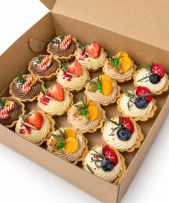 Sviatočný box TARTALETIEK Sviatočný box TARTALETIEK sme Vám z FRESH SNACK-u priniesli aj tento rok. Nakombinovali sme pre Vás Vaše oblúbené tartaletky v modernej chuti a vianočno-silvestrovskom dizajne. Zloženie: 4 x Tartaletka čokoládovo-kávová 4 x Tartaletka karamelová s jablkovo-škoricovým paté 4 x Tartaletka malinový krém s pistáciovou ganache 4 x Tartaletka kokosová s vianočným zdobením